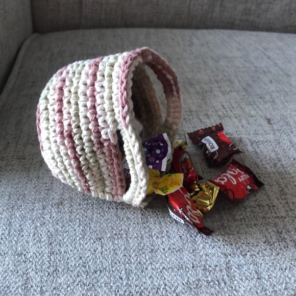 Mini hand crocheted treats basket - Picture 2 of 10